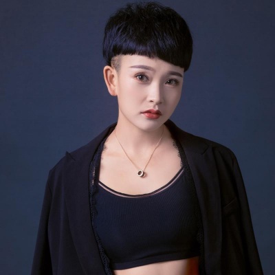 歌手:马美如 马美如 - 脸咋这么厚  想起你第一次亲了我的口  拽住了