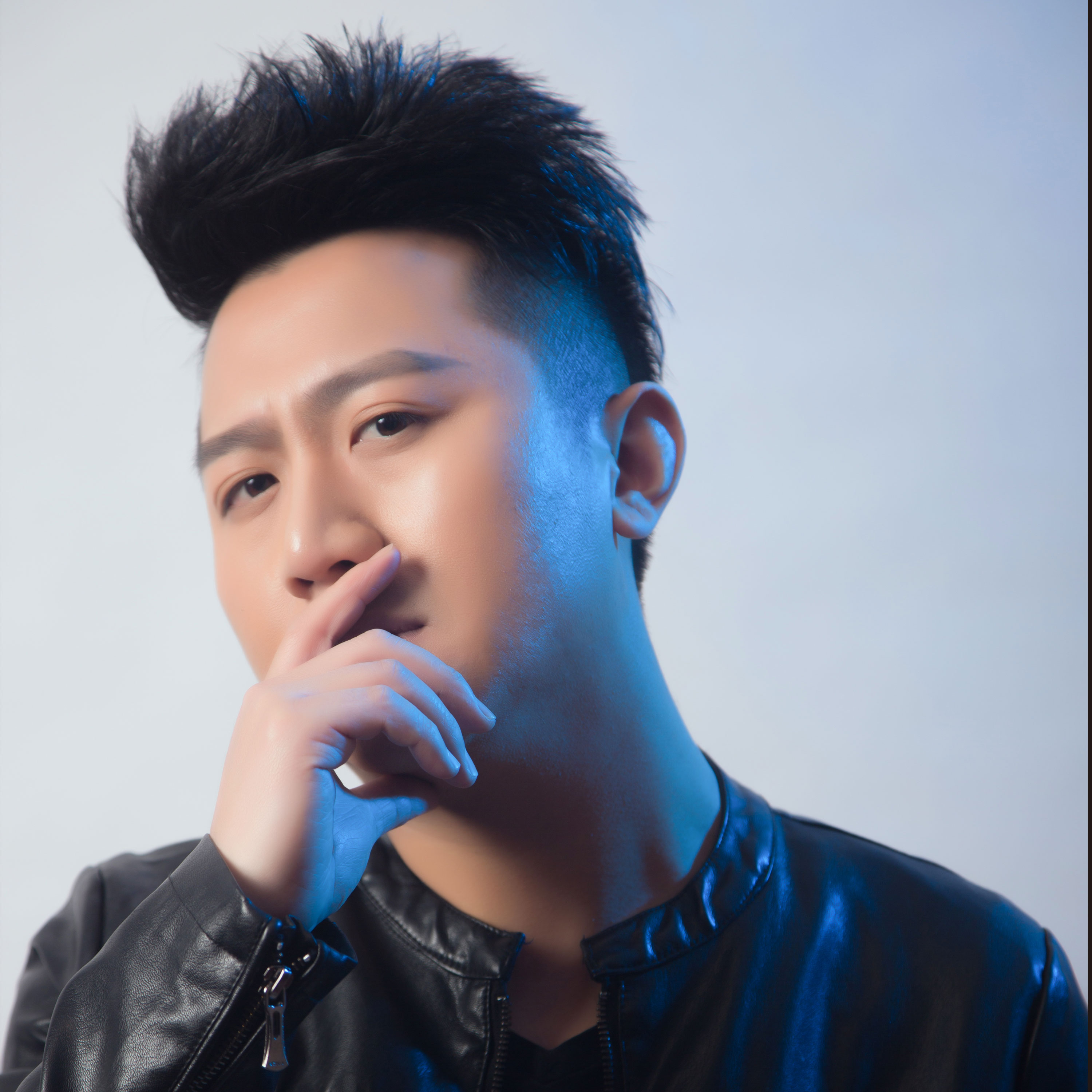 正道 (伴奏)专辑:人间正道歌手:超群人间正道 - 超群词:超群/刘缘曲