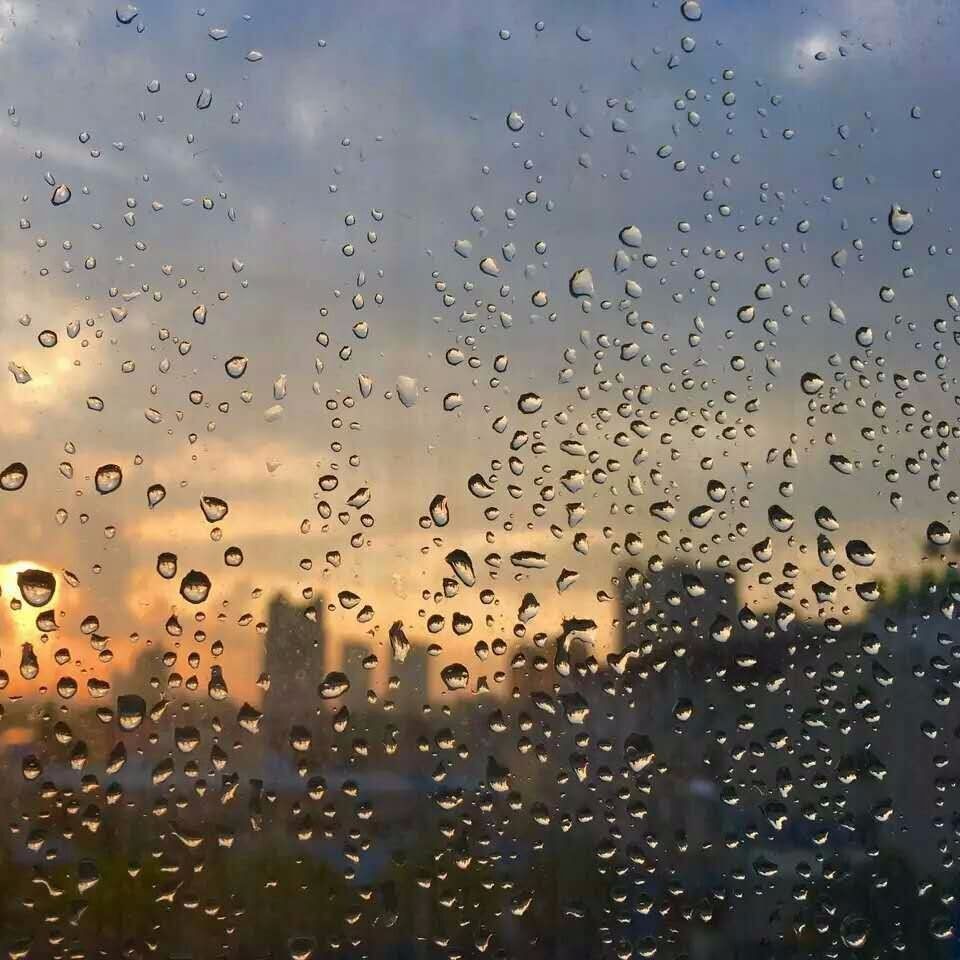 下雨天却温馨的图片图片