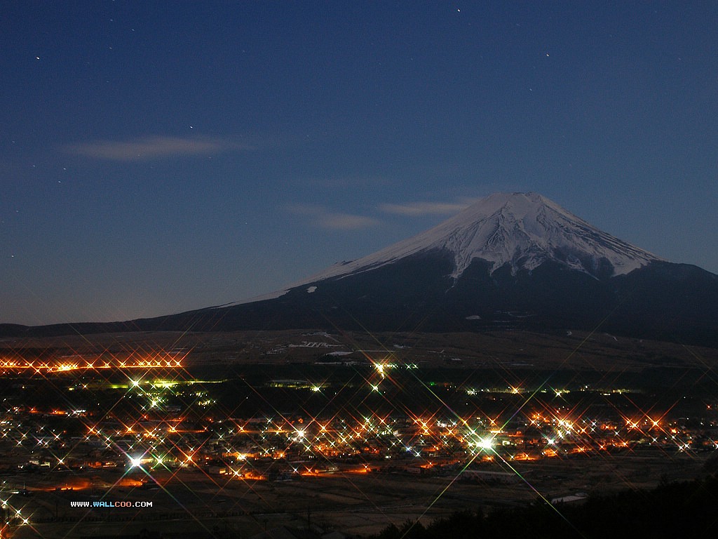 富士山下的樱花夜景图片