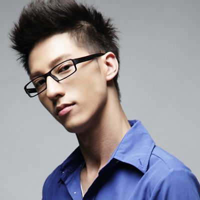 台湾戴眼镜男歌手图片