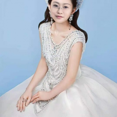 贺一航青墙黛瓦紫蝶随檐间燕语催春晖疏篱渐暖竹含翠小桥流水柳絮飞